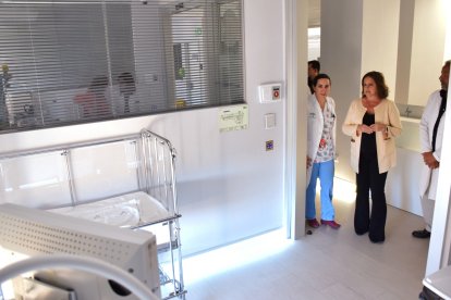 La consejera de Salud, Catalina García, en su visita al Hospital Universitario de Poniente.