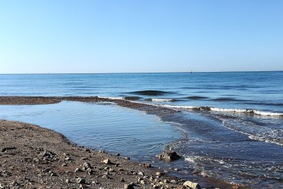 El agua entrando ya con menos fuerza desde el Río Andarax al Mar Mediterráneo.