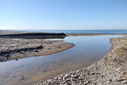 Un pequeño río de agua camino del Mediterráneo.