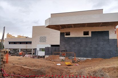 Últimos retoques en la fachada para recibir este mismo año a los pacientes.