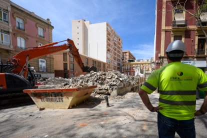 Un obrero revisa los últimos pasos de la obra