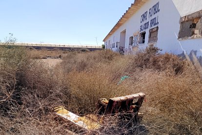 Un viejo sillón junto a la entrada de los vestuarios.