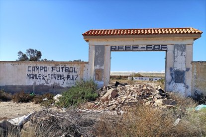 La entrada principal con las siglas de la Federación Española y Andaluza y el nombre de uno de los campos.