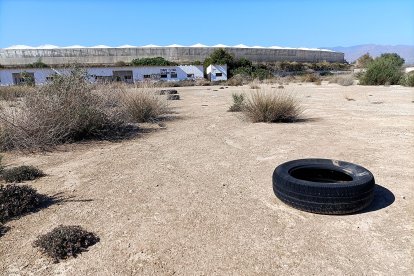 Neumáticos que sirvieron a los jóvenes para jugar con bicis y motos.