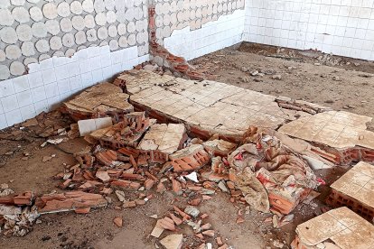 Todo los los suelos en uno de los vestuarios.