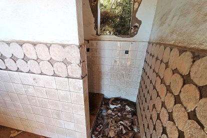 La caseta de los árbitros con su ducha.