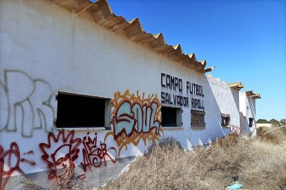 La fachada con el nombre de \