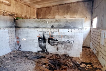 Algunas mantas y restos de hogueras.