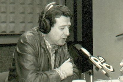 José Ángel Pérez en 'la pecera' de la vieja Radio Juventud de Almería.