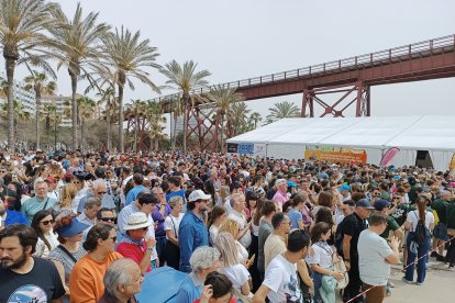 Valencianos y almerienses expectantes minutos previos a la mascletá en el Parque de las Almadrabillas.