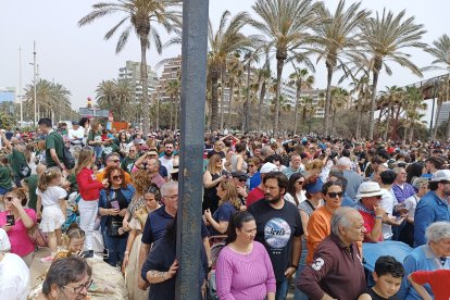 Valencianos y almerienses expectantes minutos previos a la mascletá en el Parque de las Almadrabillas.