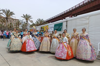 Las falleras valencianas antes de la mascletá.