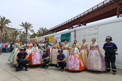 Foto tradicional de falleras junto a los Bomberos de Almería.