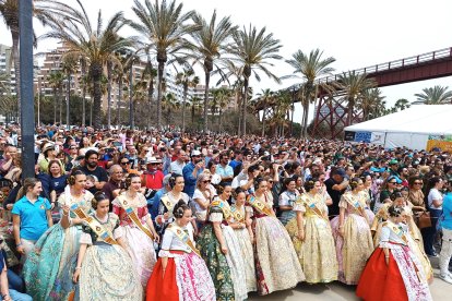 Miles de valencianos y almerienses se congregaron en el Parque de las Almadrabillas para la mascletá.