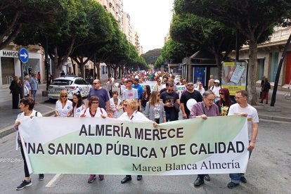 Foto de archivo del momento en que la plataforma Marea Blanca salió a las calles de Almería para exigir una sanidad pública y de calidad.