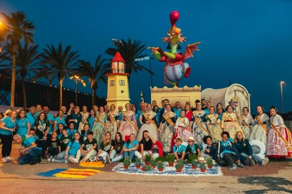Foto de familia de las falleras valencianas, organizadores y políticos.