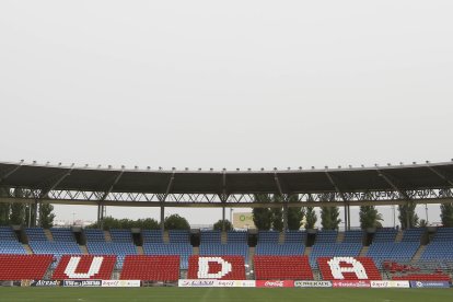 Las butacas rojas destacaban sobre el azul.