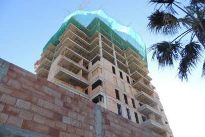 Desde la Rambla Belén un gran edificio de once plantas.