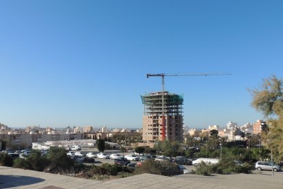 En el Colors Pádel también se ve muy cerca este mastodonte.