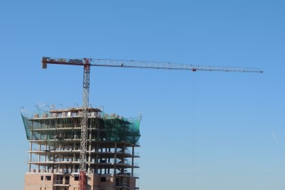 Una gran grúa para poder llevar el material.