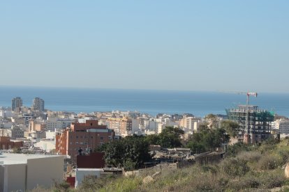 En La Molineta la nueva torre con los edificios del Toblerone al fondo.