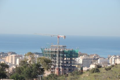 La torre de control del Puerto de Almería a la derecha.