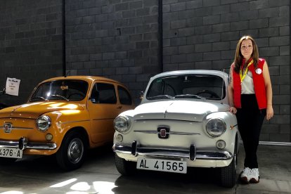Susana Ruíz Rodriguez con Seat 600 E.