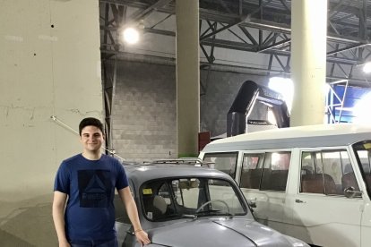 Juanmi El Zagal con un SEAT 800.