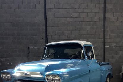 Chevrolet Apache Step PickUp.