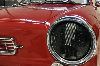 Detalle Faros SEAT 850 Coupé.