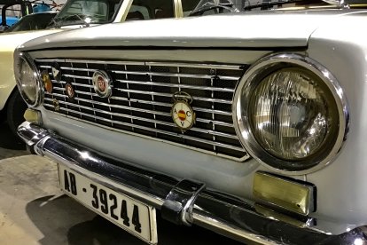Detalles chapas decorativa parrilla Fiat.