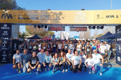 Foto de familia de los distintas autoridades políticas minutos previos al comienzo de la Medio Maratón.