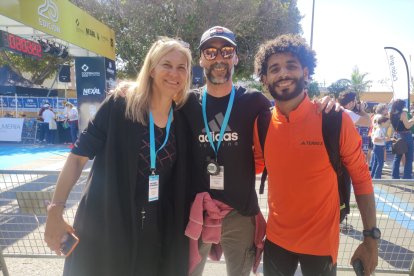 La atleta Emilia Paunica; Roberto Izquierdo, delegado de atletismo en Almería y Mohamed El Ghazouany, ganador de la Medio Maratón 2024 de Almería.