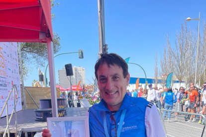 El speaker Ramón Gómez, Jefe de Emisiones de la Cadena SER, recibió un homenaje por su 25 edición dando voz a la Medio Maratón de Almería.