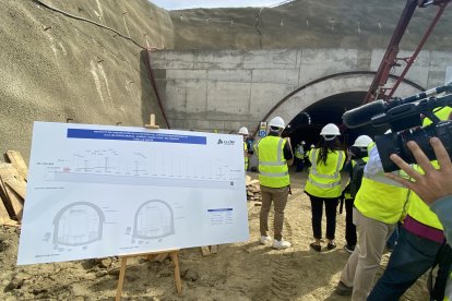 Cartel explicativo de las obras en el túnel.