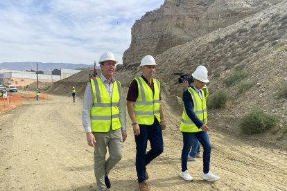 A la visita han acudido el subdelegado del Gobierno, José María Martín, y el alcalde de Viator, Manuel Jesús Flores.