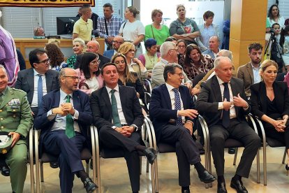 El presidente de la Diputación, Javier A. García, al frente de las autoridades.
