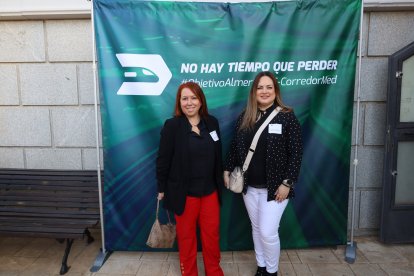 A la izquierda, Carmen Vidal, secretaria general de UGT.