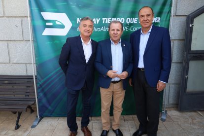 El presidente de la Cámara de Comercio, en el centro de la foto, junto a Rafael Úbeda y José Manuel Fernández.