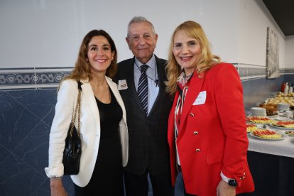 A la derecha, Lola Hernández junto a Andrés Montiel.