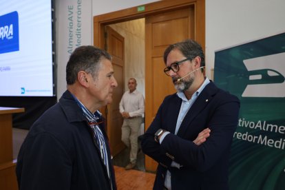 El acto ha sido dirigido por el periodista David Baños, a la derecha.