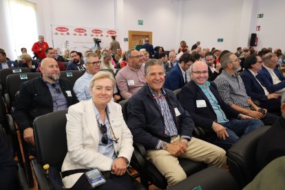 A la izquierda, Isabel de Juan, gerente de Ashal.