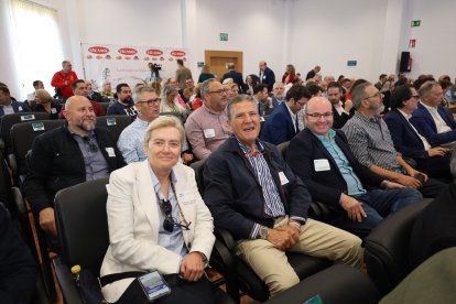 A la izquierda, Isabel de Juan, gerente de Ashal.