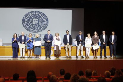 Juana Cruz, María Teresa Domene, Juana Domene, Antonio Jesús Domínguez, Carmen Fernández y Manuela Enciso.