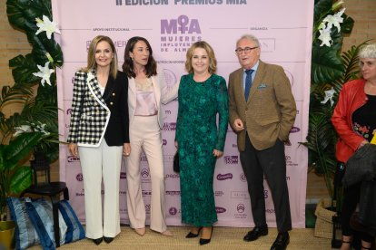 La premiada Maribel Sánchez, María Montagut, María Luisa Cruz y Jesús Caicedo.