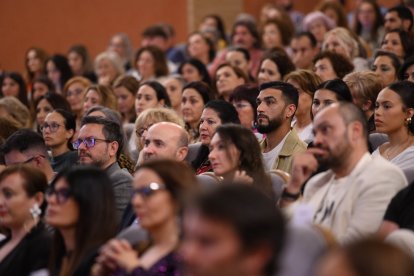 Mujeres y hombres apoyando al talento femenino almeriense.