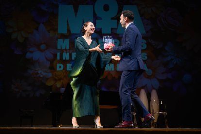 Ricardo Céspedes, gerente de La Voz de Almería, medio oficial de los II Premios MIA, entregó el galardón a Anabel Veloso.