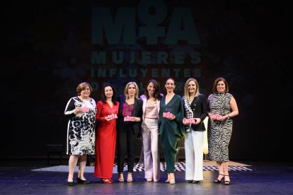 María Montagut con las premiadas María Teresa Lao, María del Mar Peláez, María José Flores, Anabel Veloso, Maribel Sánchez y Amalia Salvador.