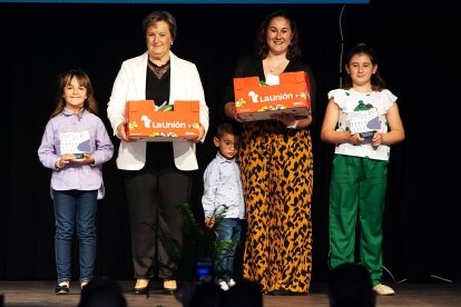 La alcaldesa de Urrácal con los premiados