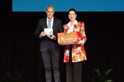 Premiado Amador López y la diputada Ana Lourdes Ramírez.